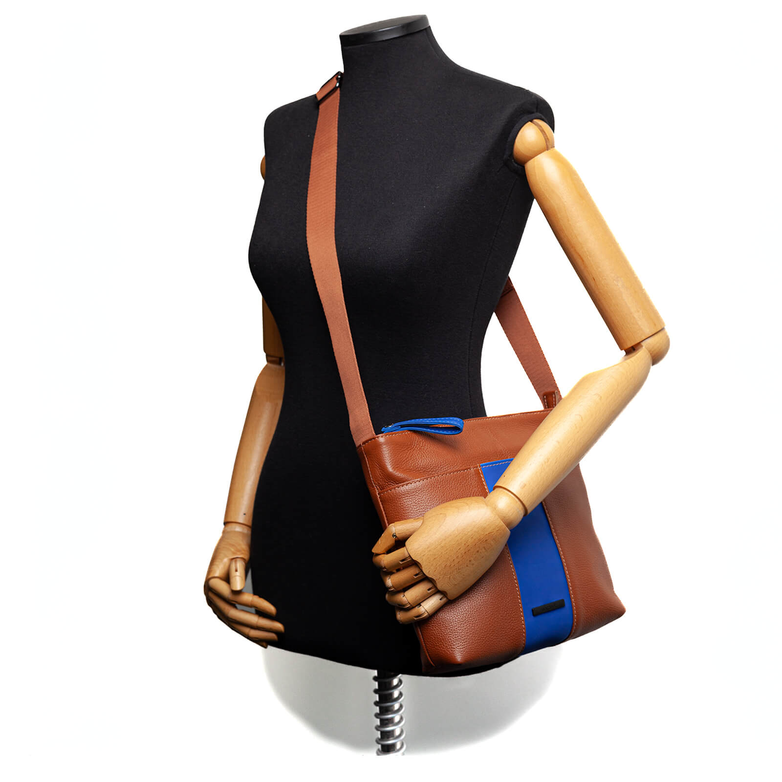 bolsa_couro_emborrachada_61212_v25_unclek_caramelo_azul_6