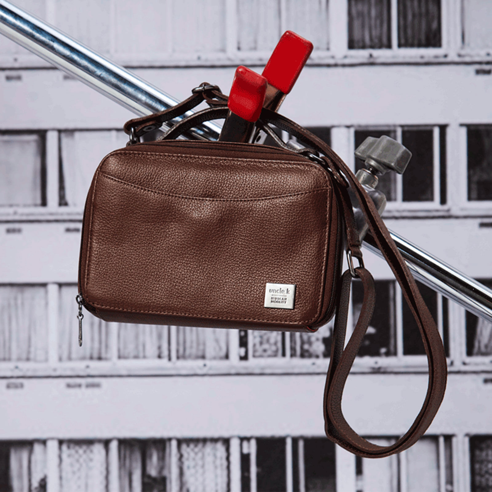 bolsa-multiuso-couro-61063-i25-unclek-ambientada.jpg