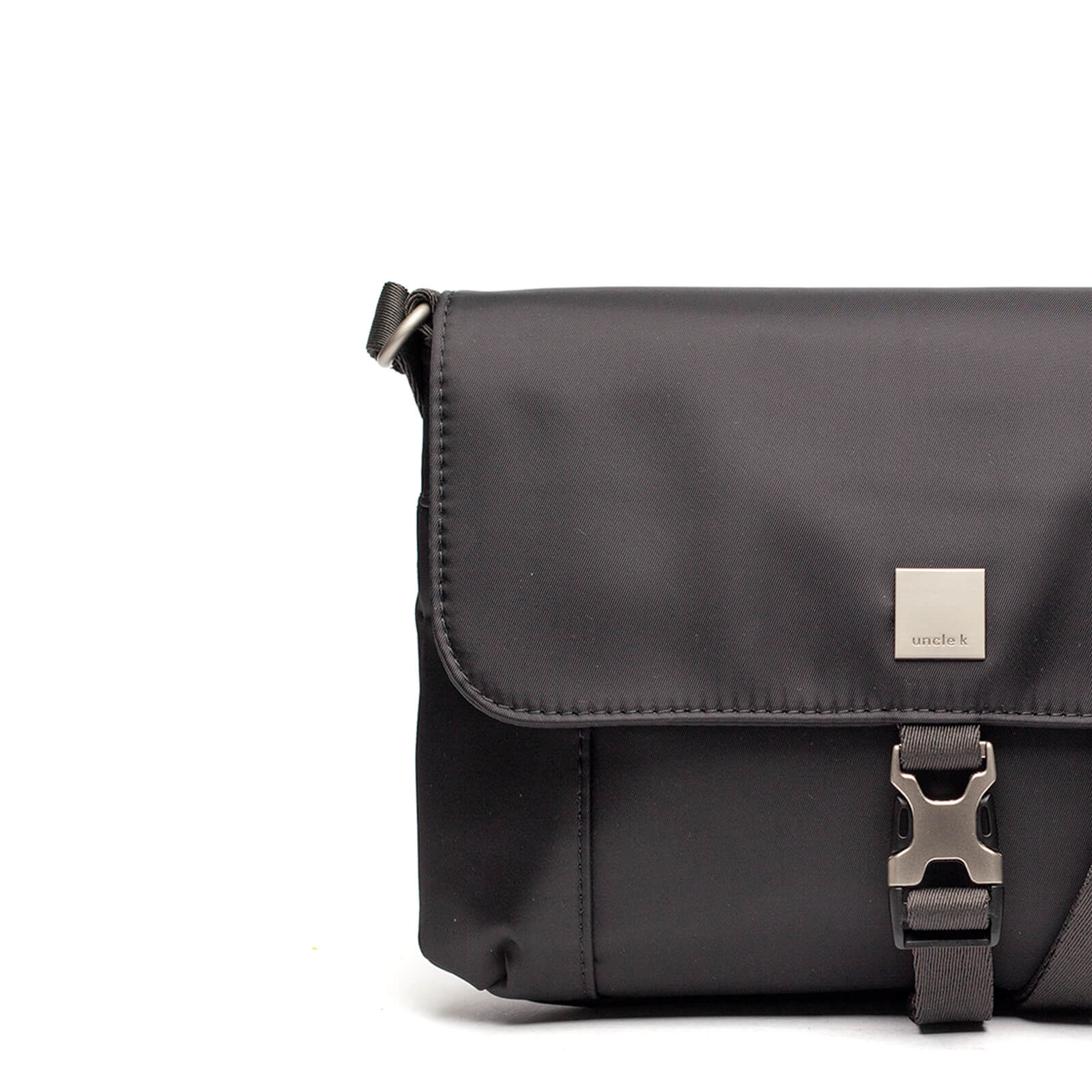 bolsa-tiracolo-nylon-bnt-61316-i25-unclek-preto-4.jpg