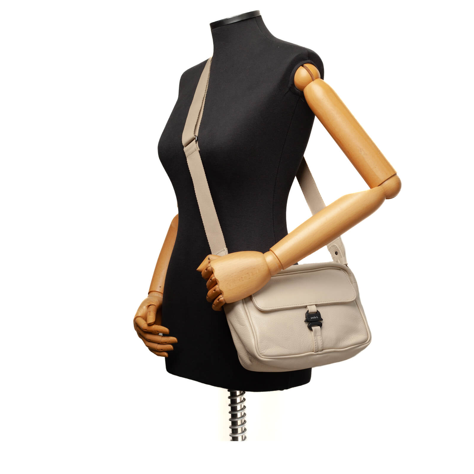bolsa_tiracolo_couro_61303_i25_unclek_areia_7.jpg
