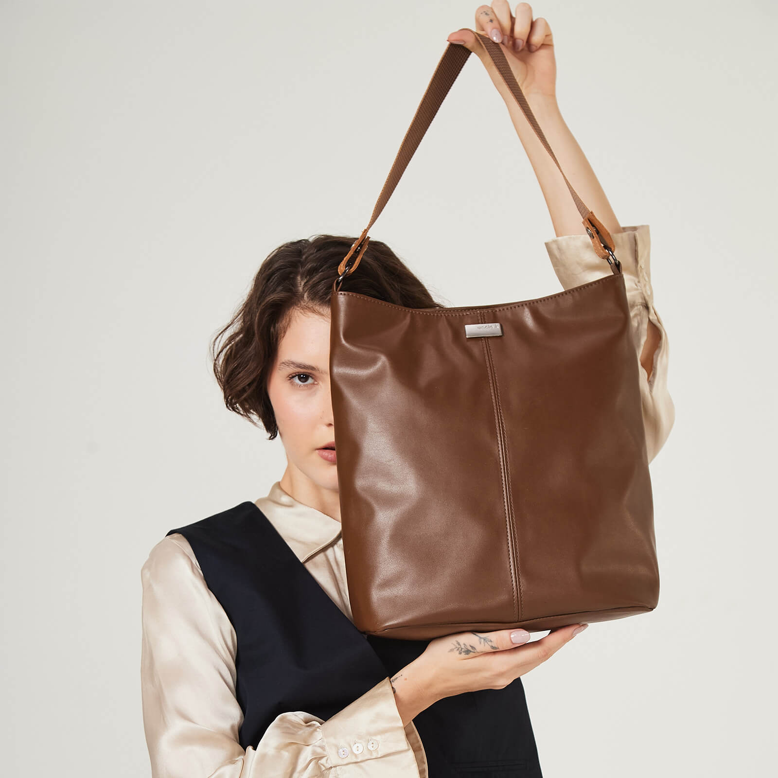 bolsa_ombro_soft_61288_i25_unclek_marrom_2